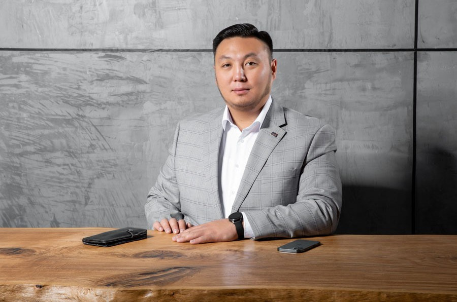 Деловой (бизнес) портрет. Фотостудия Алматы. Фотосъемка Алматы. Фотосессия Алматы. Фотокурсы. Обучение фотографии. Аренда студии