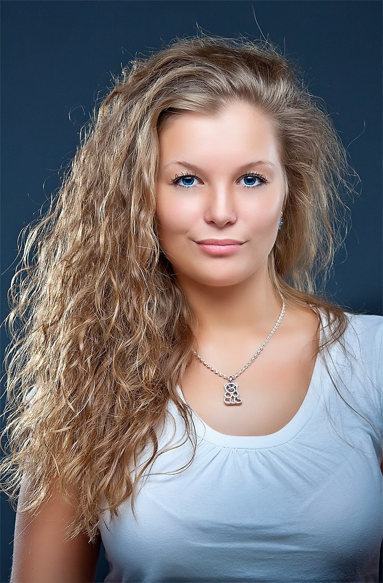 Студийная фотосессия портрет фотограф фотостудия в Красноярске красивая девушка лучший выбрать фотостудию идея образ причёска макияж визажист стилист примеры фото позы для фотосессии