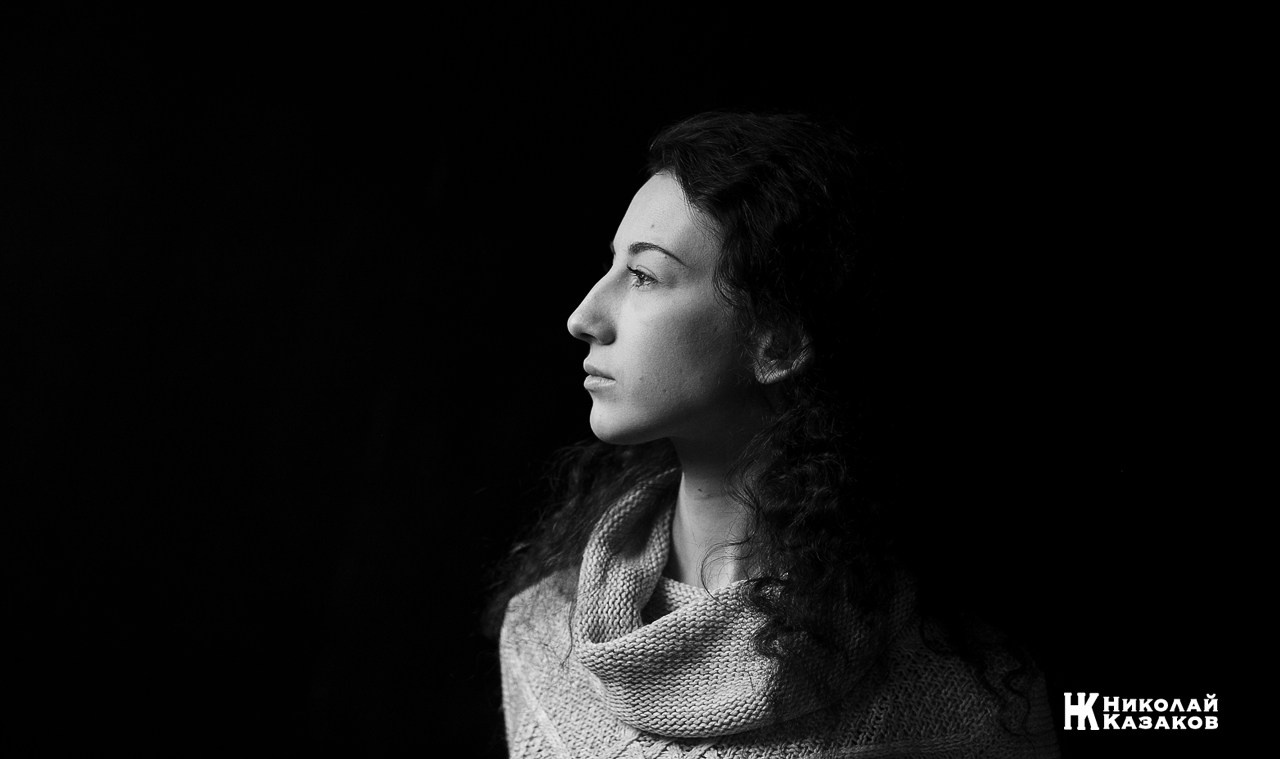 Силу/т артистки Юлии Шишовой в студии во время фотосессии.