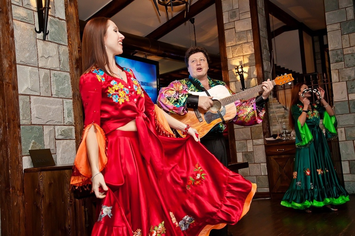 новогодняя фотосессия в Красноярске цена забронировать заказать для красивой девушки идея стоимость пример описание фотосъёмка фотограф фотостудия позы образ наряд место выездная корпоратив праздник ведущий репортаж фотозона фотобудка