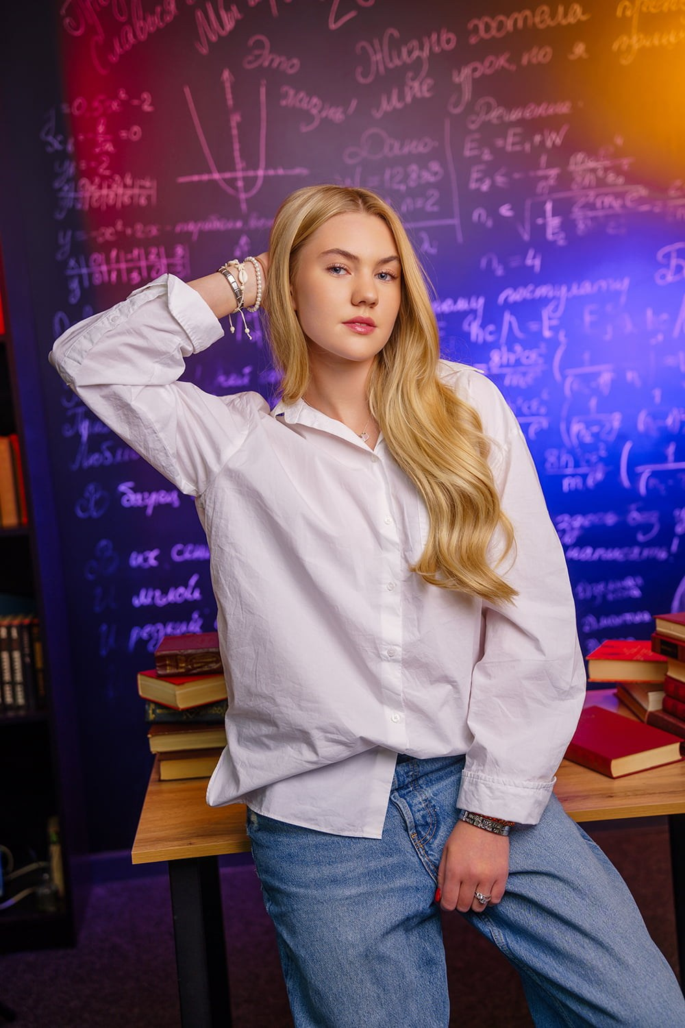 Фотосессия для выпускного альбома 9 класса в студии с цветными фильтрами. СИГМА | Студия выпускных альбомов Красноярск