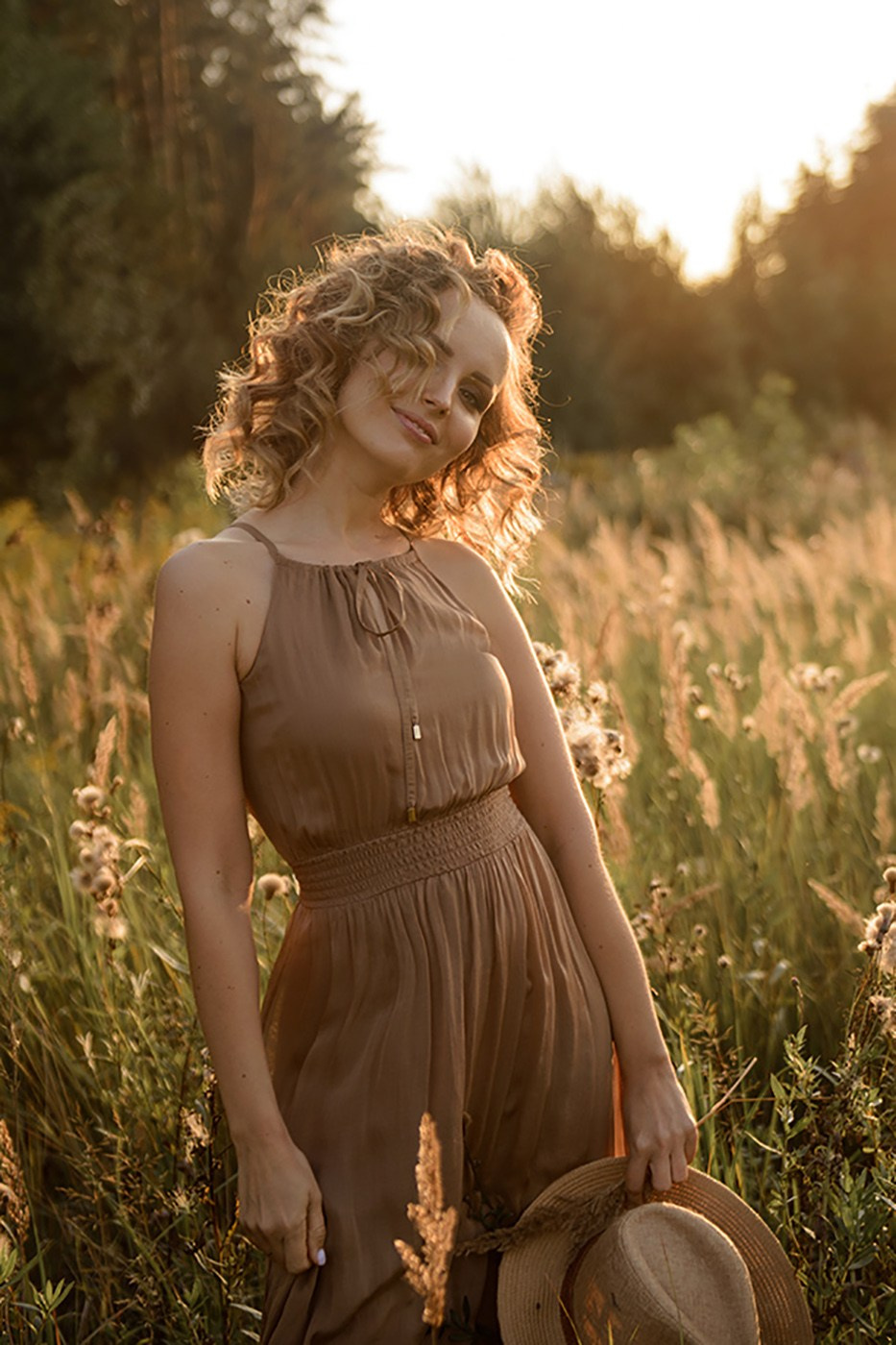 A photo shoot for a woman l in the field. Sunset photo shoot for a girl Curly hair style. (photographer in Edinburgh Elena)