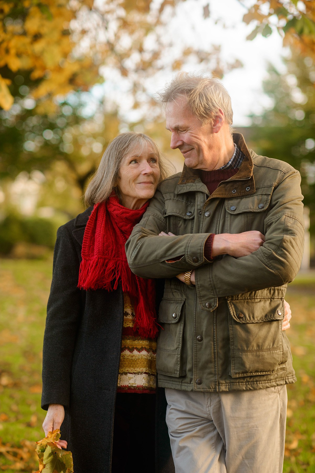 Photo session for a couple in a local autumn Scotland park. Elena Carruthers family photographer in Scotland (Edinburgh, Glasgow)