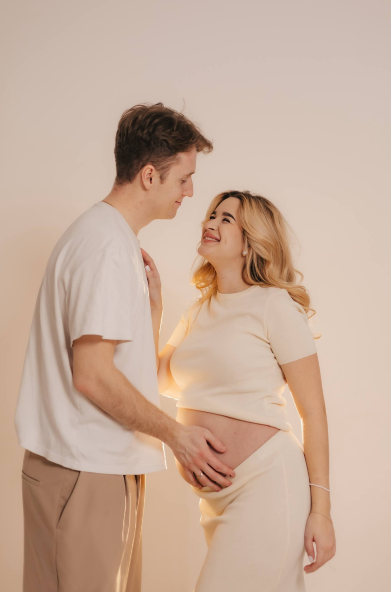 фотосессия беременности в студии с красивым светом и декором