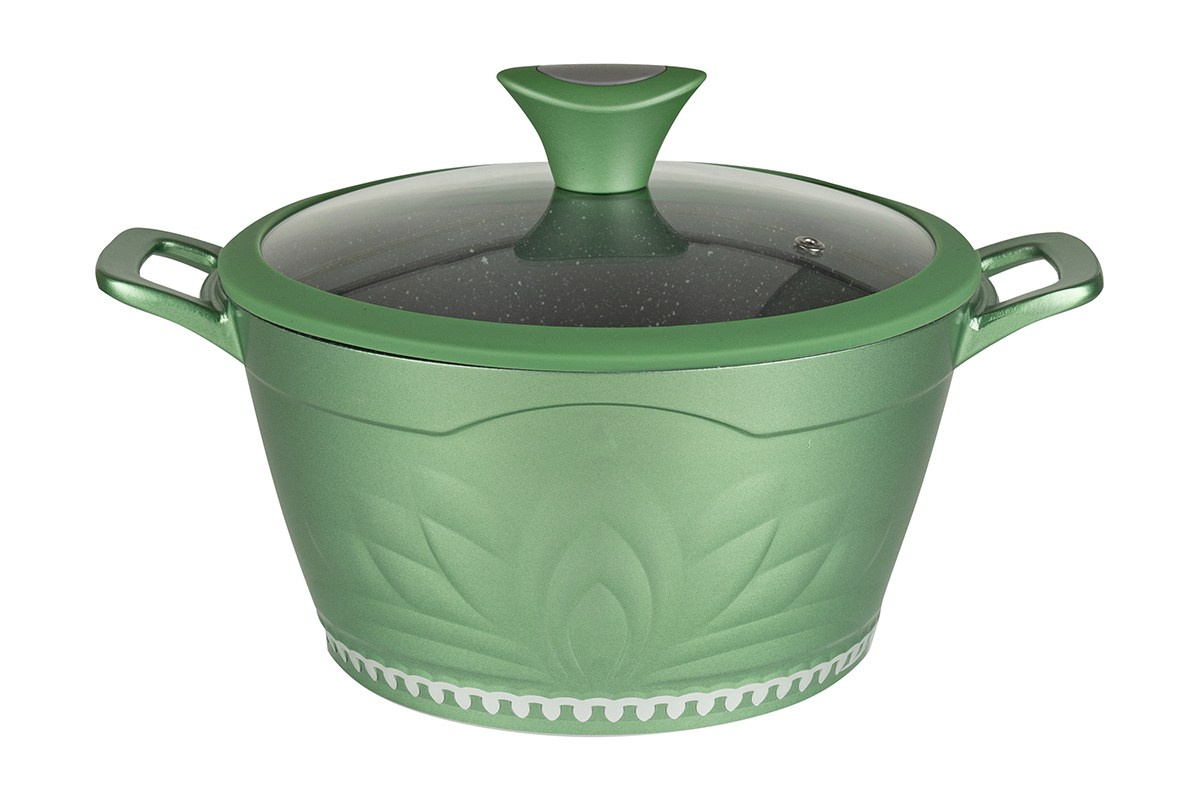 Кастрюля зеленая с ручка на елом фоне