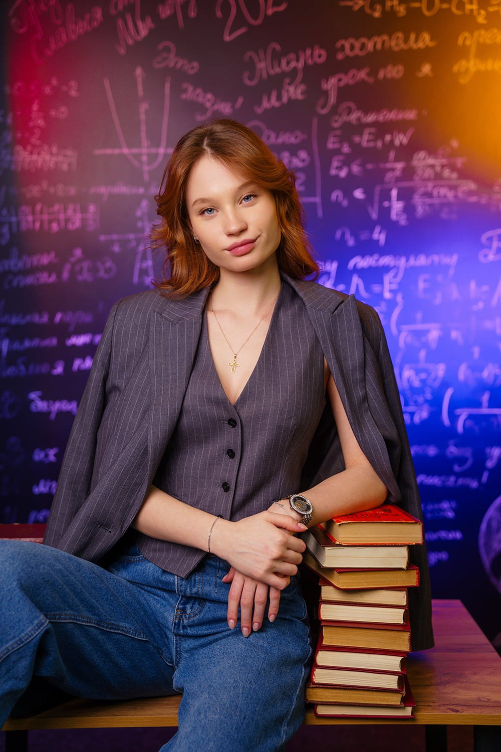 Фотосессия для выпускного альбома 9 класса в студии с цветными фильтрами. СИГМА | Студия выпускных альбомов Красноярск
