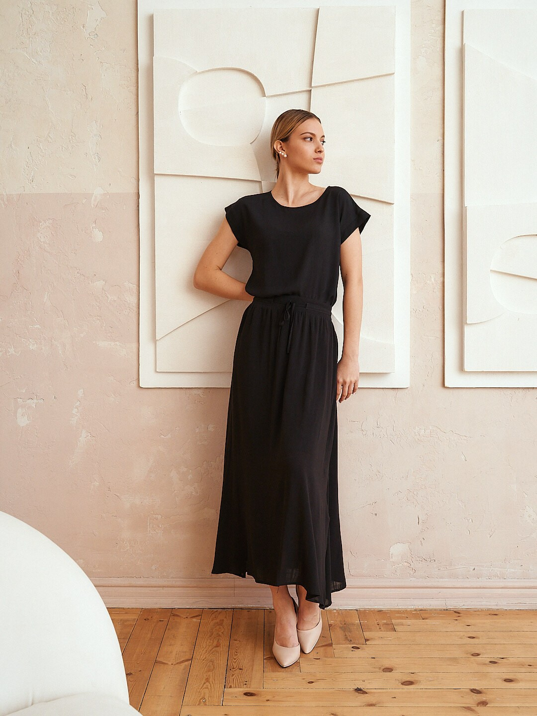 Каталожная фотосессия чёрного платья для бренда одежды, интерьер с мягким дневным светом