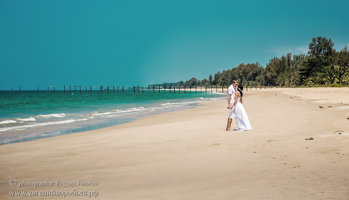 свадебная фотосессия Пхукет фотограф красивая свадебная церемония с цветочной аркой на пляже свадьба Phuket фото видео пример позы идея место образ свадебное платье декор стилист визажист причёска цветы заказать свадебную церемонию цена стоимость описание услуг