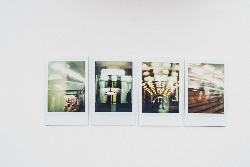Instax-снимки метро в зеленоватом искусственном свете: поезд и тоннель