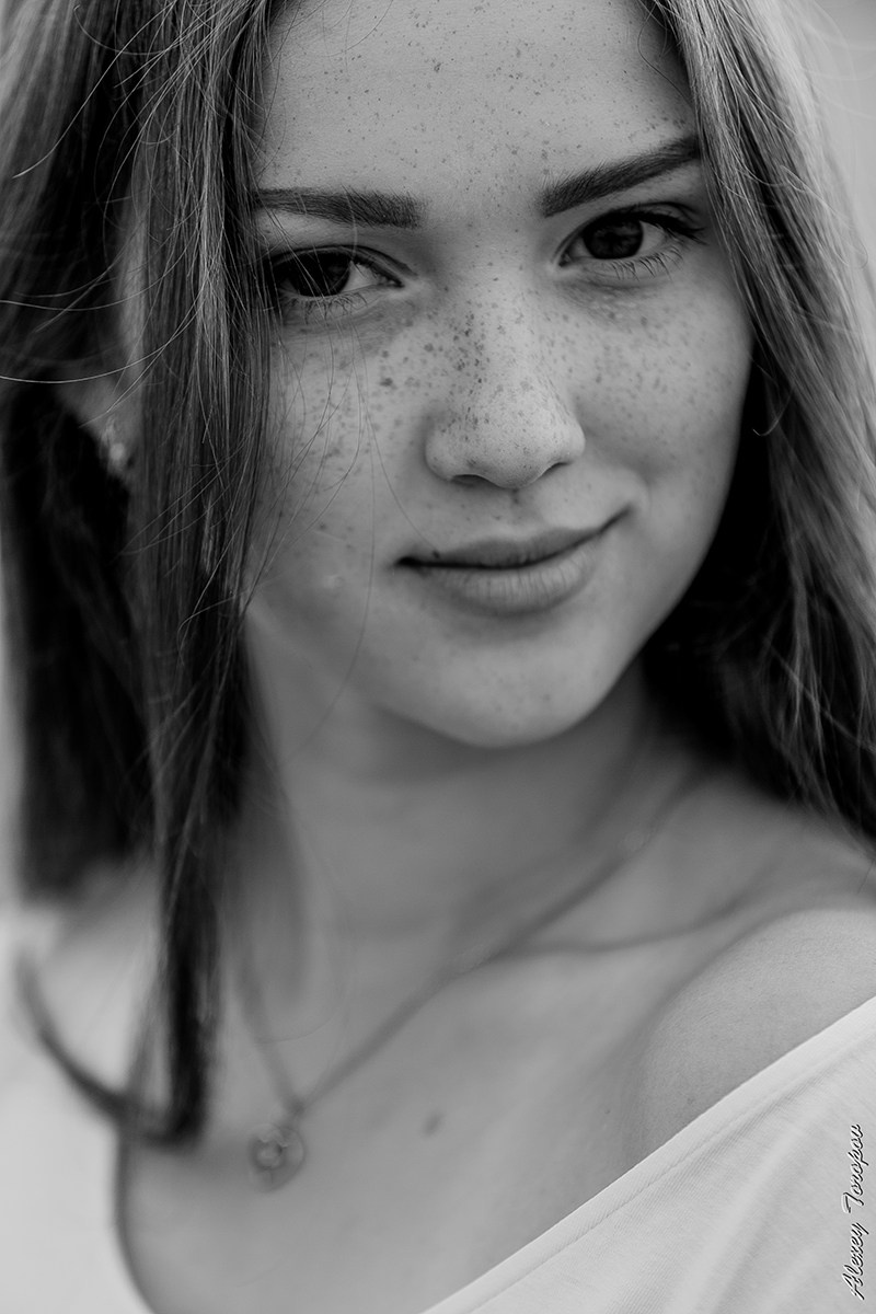 Портрет молодой девушки ч/б
