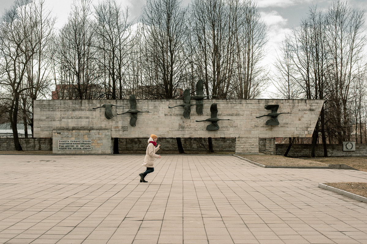 Веселый поселок (2021). Междисциплинарный художник и режиссер София Меликова