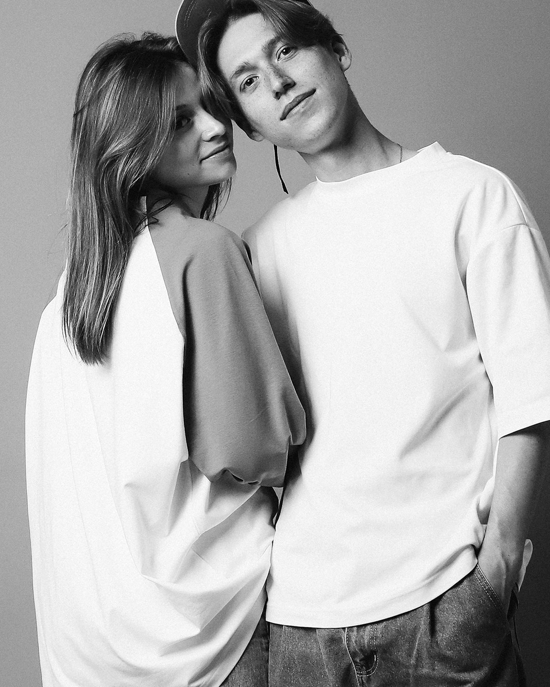 Фон «Волжский песочек» в фотостудии автопортрета ч/б и цвет