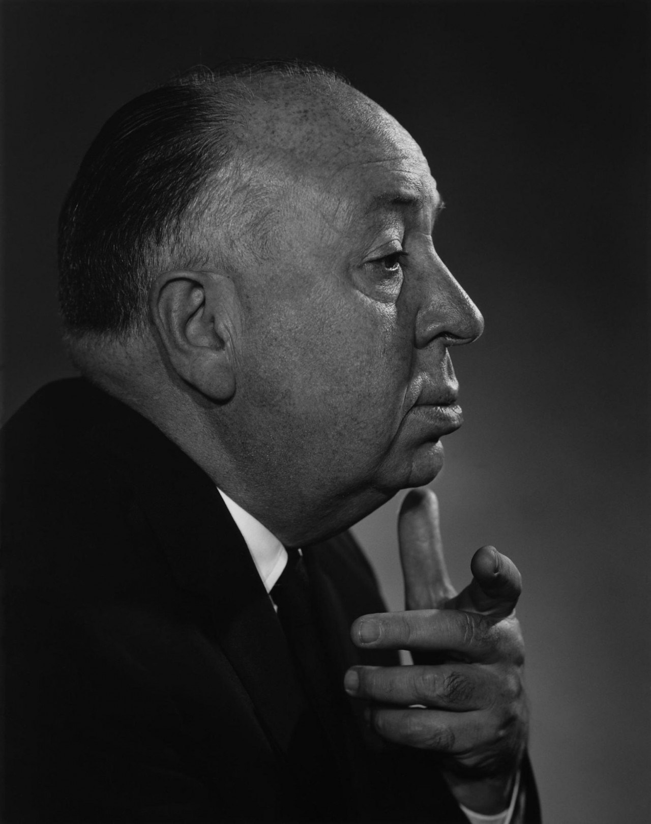 Альфред Хичкок 1960. Альфред Хичкок — требовательный мастер и одна из самых значимых фигур в истории кинематографа. Среди его фильмов — «Ребекка», «Дурная слава», «Окно во двор», «Поймать вора», «Головокружение», «Психо» и «Птицы».