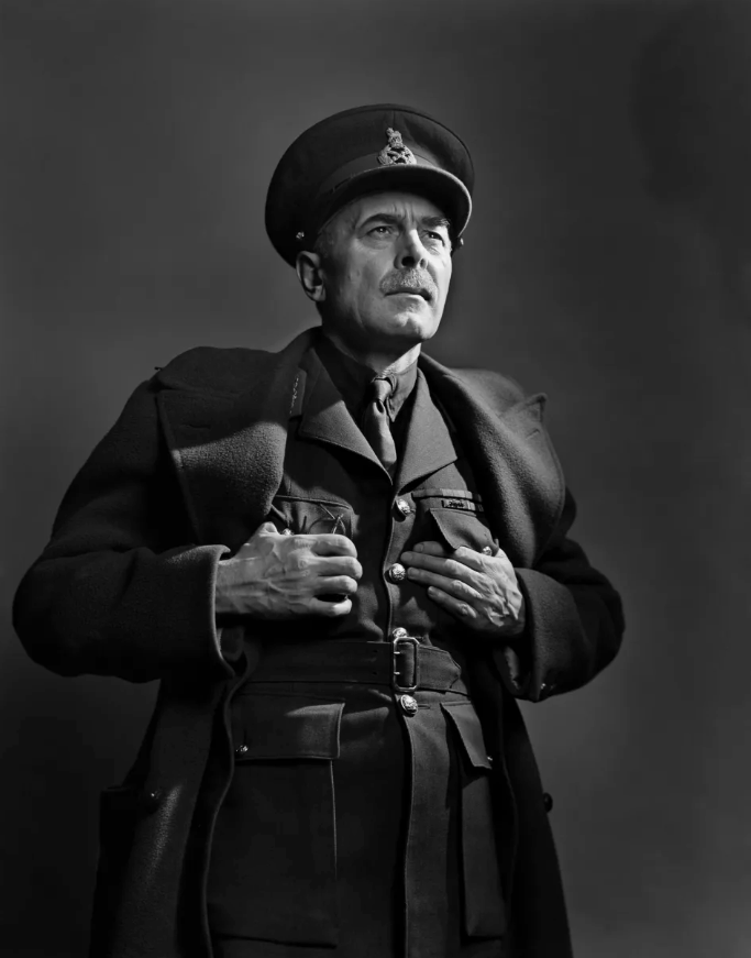 Генерал Эндрю Макнотон 1940. «Основатель современной канадской армии и человек, на чьих плечах лежала основная ответственность за оборону Британии в месяцы после Дюнкерка, пришел в мою студию в Оттаве во время короткого отпуска после долгой и утомительной службы в Британии. Он был так напряжен, что было трудно найти удачный ракурс для съемки. Подумав, что это может его расслабить, я предложил ему походить взад-вперед». С тех пор меня обвиняют в том, что я измотал генерала, заставив его пройти по маршруту кампании. Однако мне удалось сделать этот снимок во время одной из его остановок, и в каком-то смысле я считаю его одним из самых удачных в своей карьере. Конечно, не похоже, что мне удалось его расслабить, но снимок отражает тревогу и серьезность момента и широко использовался для плакатов и вербовки». Юсуф Карш