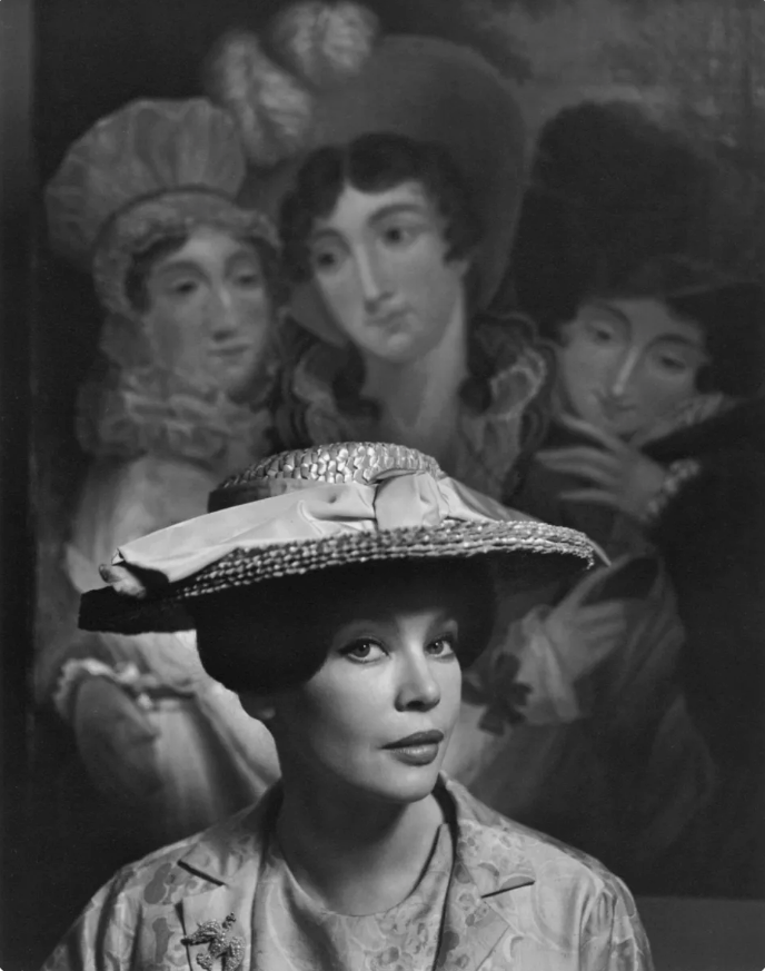 Лесли Карон 1963. Французская актриса, певица и танцовщица Лесли Карон снялась во многих классических фильмах, в том числе «Американец в Париже», «Лили» и «Жижи», а сейчас живет в Лондоне.