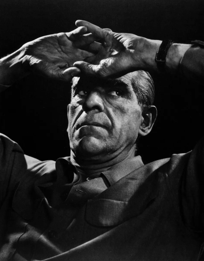 Борис Карлофф 1946. Борис Карлофф, джентльмен с бродвейским опытом, больше всего запомнился ролью монстра Франкенштейна в классических фильмах «Франкенштейн» и «Невеста Франкенштейна».