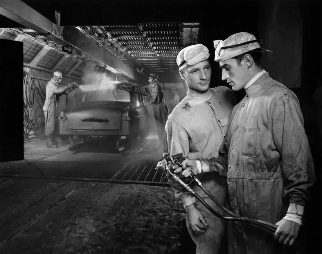 Ford of Canada 1951. «Одежда художников-распылителей и их напряженное взаимодействие друг с другом напомнили мне двух хирургов, консультирующих друг друга в операционной». Юсуф Карш