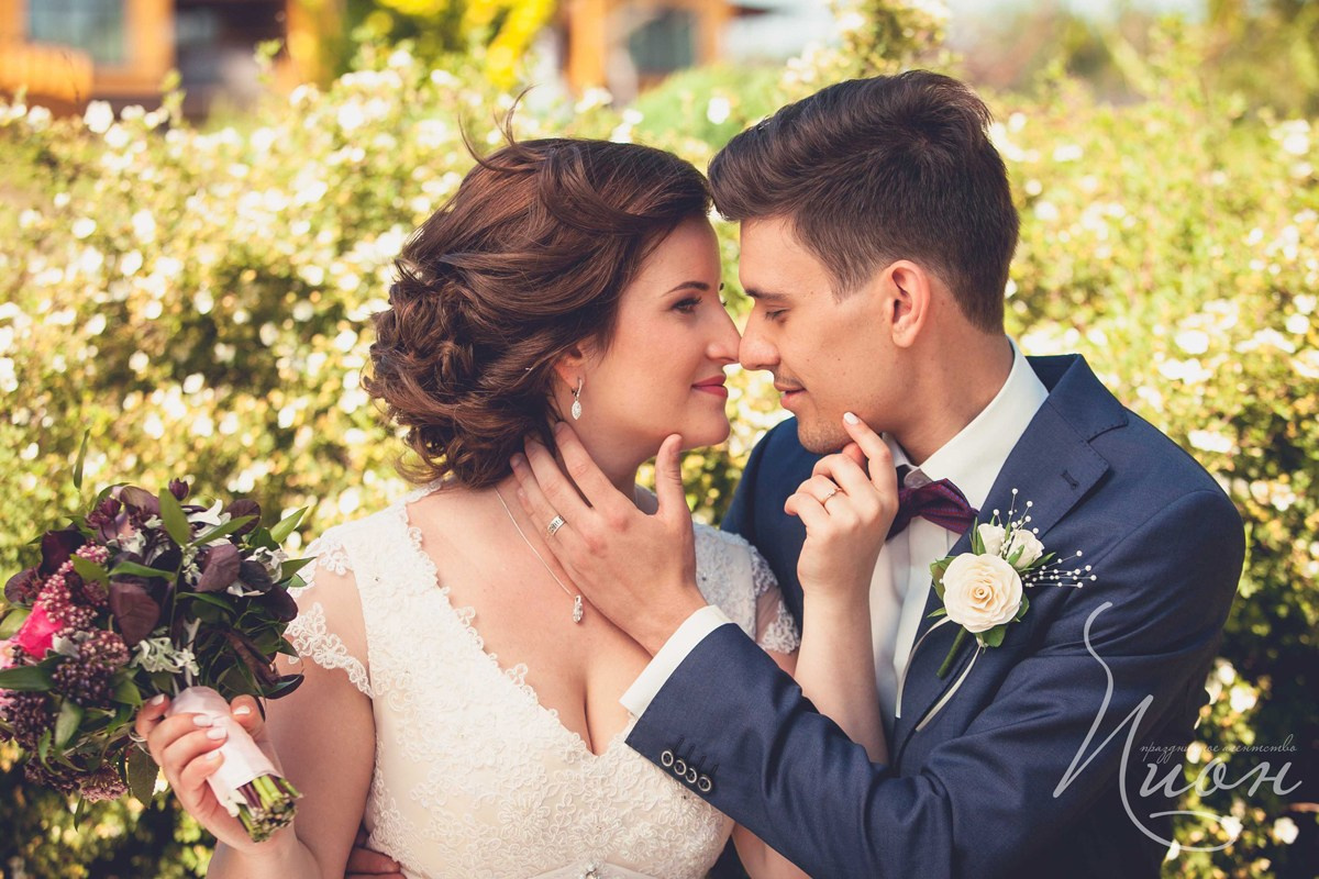 Летнаяя свадьба в Подмосковье в Артиленде. Праздничное агентство ПИОН