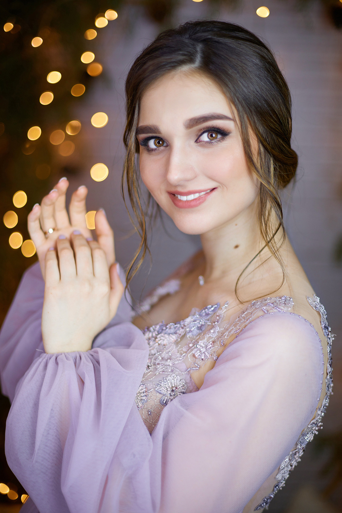 Портрет невесты в фотостудии. Новогодние декорации. Фотостудия. Жених и невеста целуются. Фотограф. Тимашевск. Кубань. Краснодарский край.