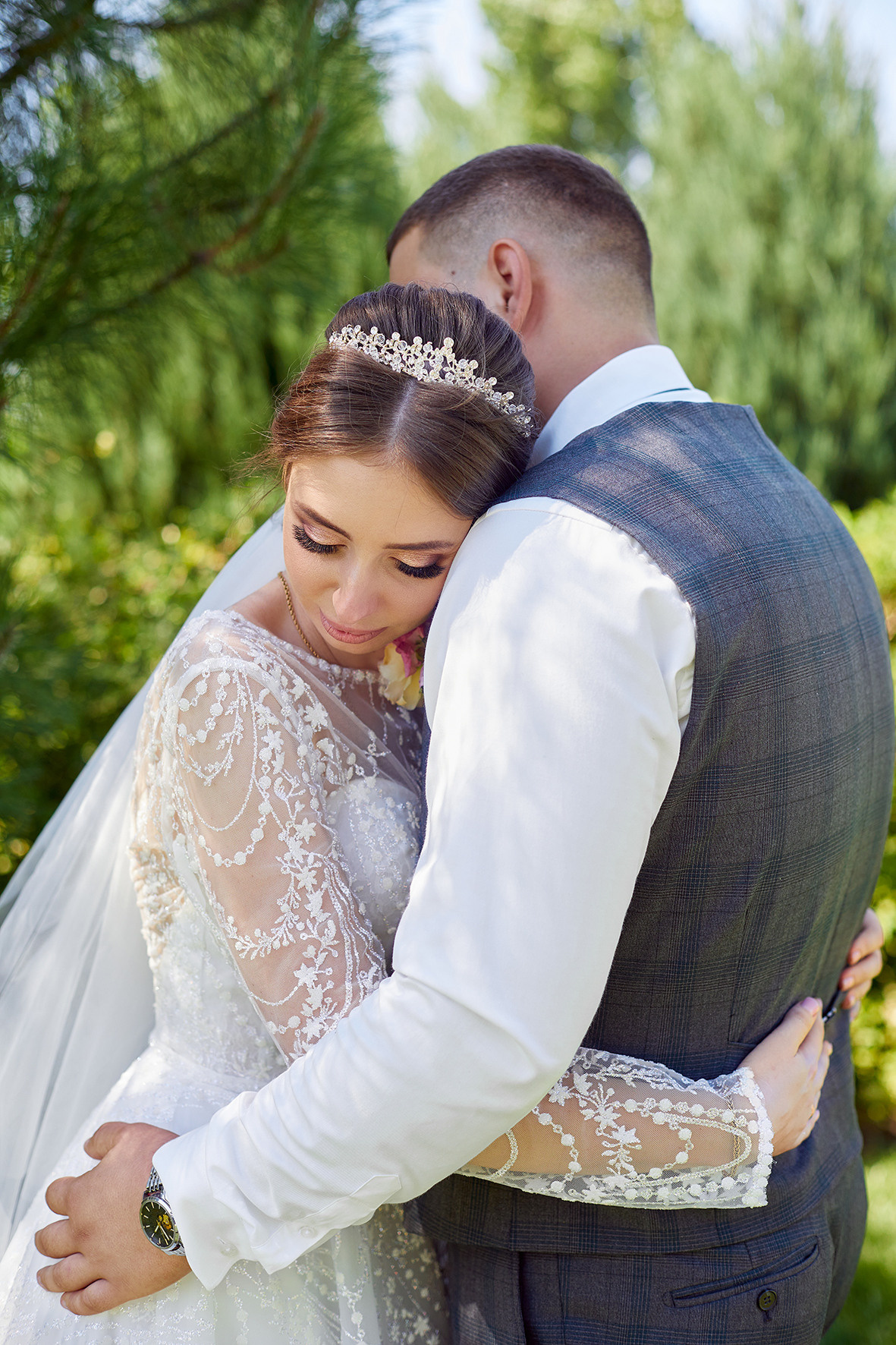 Жених и невеста обнимаются в зеленом парке. Фотограф. Кубань. Краснодарский край. Тимашевск.