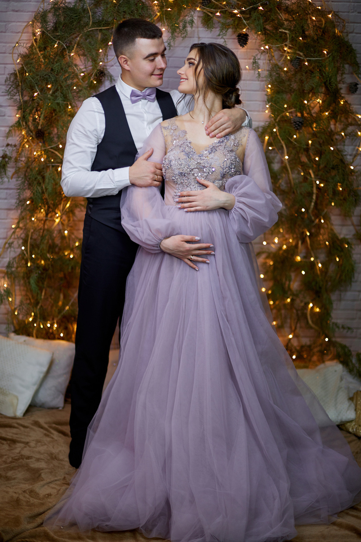 Фото жениха и невесты в студии. Новогодние декорации. Фотостудия. Жених и невеста обнимаются. Фотограф. Тимашевск. Кубань. Краснодарский край.