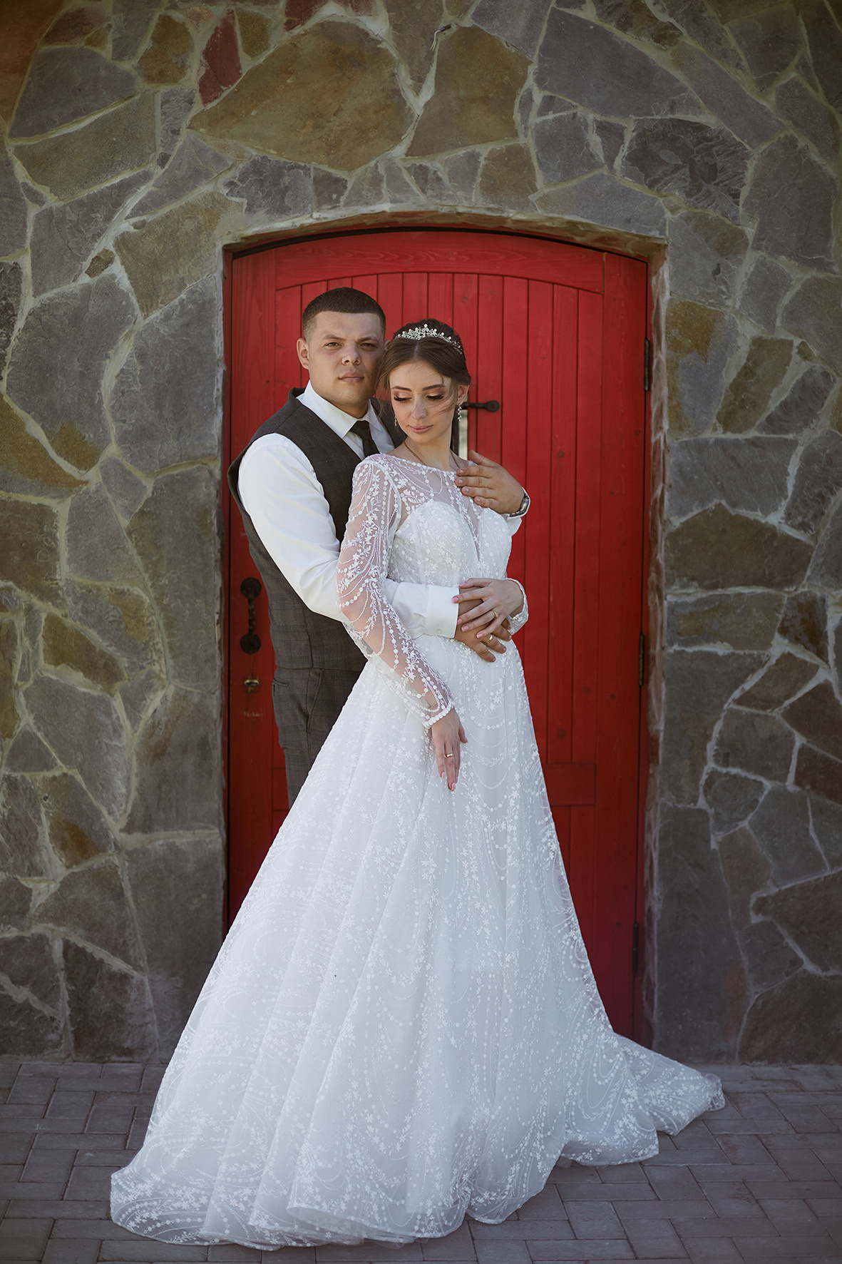 Жених и невеста стоят напротив красной деревянной двери. Фотограф. Кубань. Краснодарский край. Тимашевск.