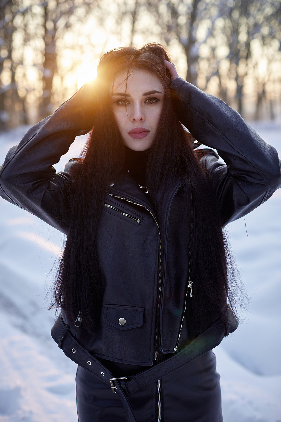 Дерзкая девушка в кожаной на закате в заснеженном лесу. Фотограф. Тимашевск. Кубань. Краснодарский край.
