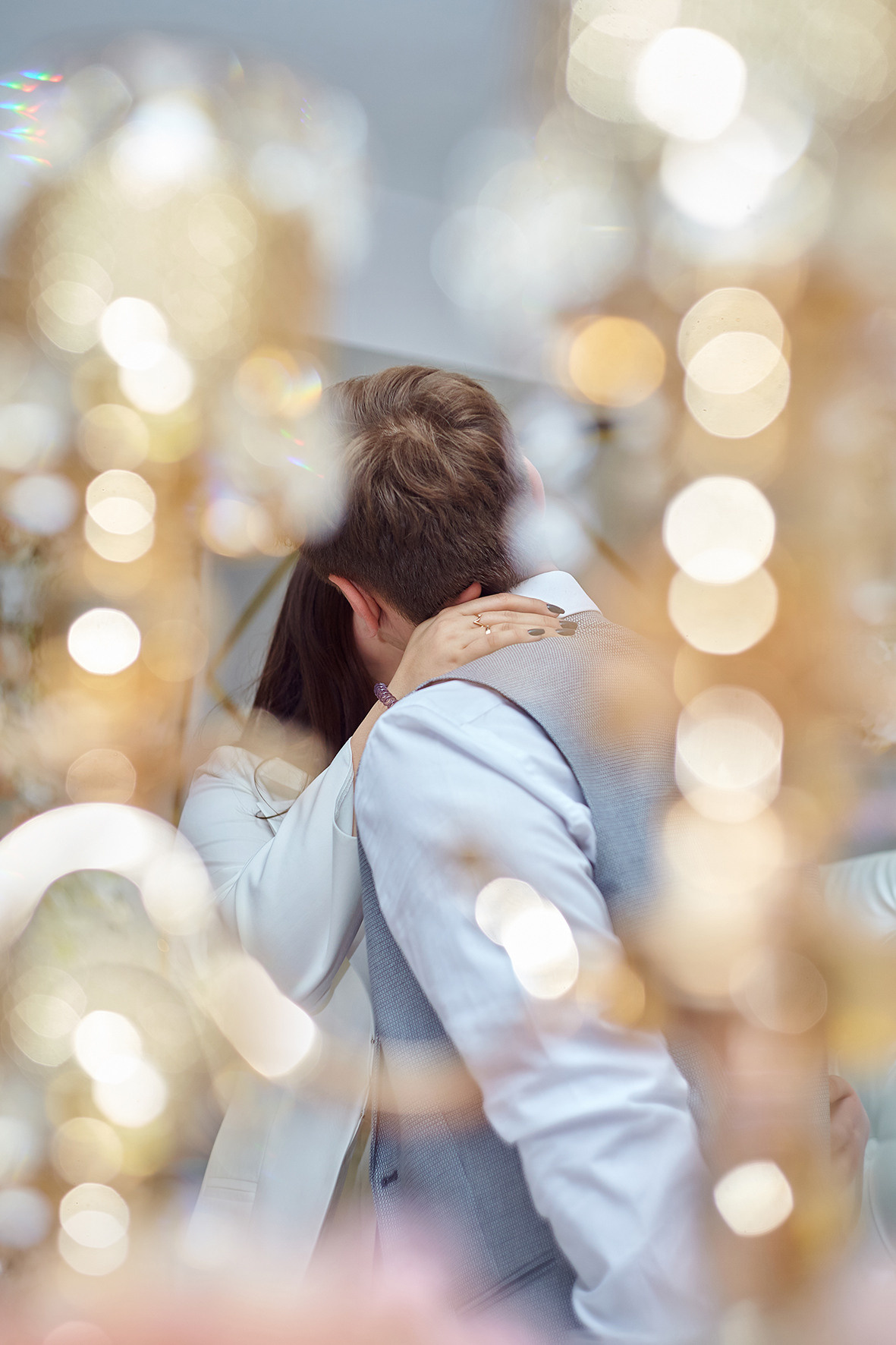 Фотография с президиума молодых. Горько. Страстный поцелуй молодоженов. Размытие. Боке.