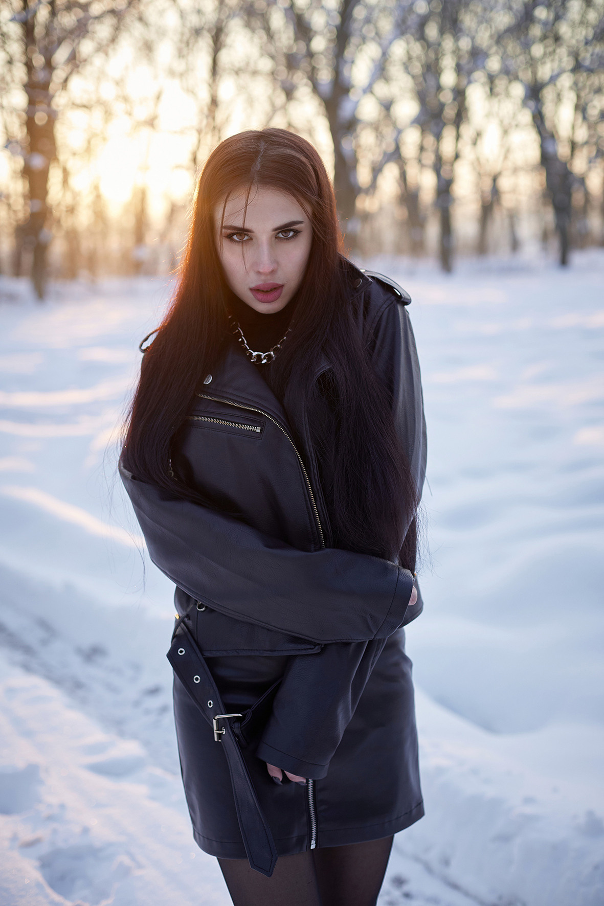Дерзкая девушка в кожаной на закате в заснеженном лесу. Фотограф. Тимашевск. Кубань. Краснодарский край.