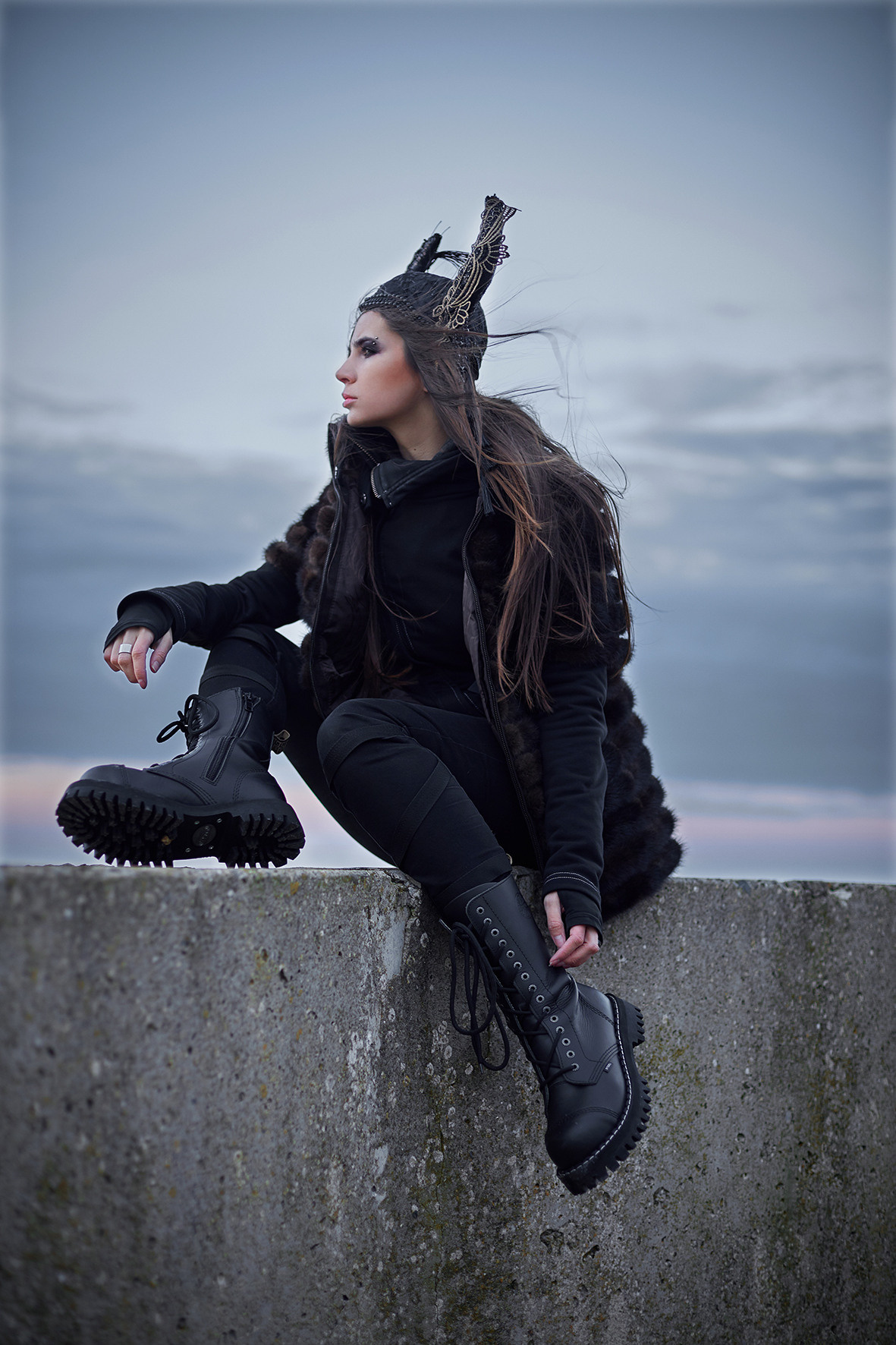 Фэшн портрет девушки в стиле викинга на фоне море в час заката. Морской ветер развевает волосы девушки в головном уборе с рогами. Головной убор с рогами. Фотограф. Тимашевск. Кубань. Краснодарский край.