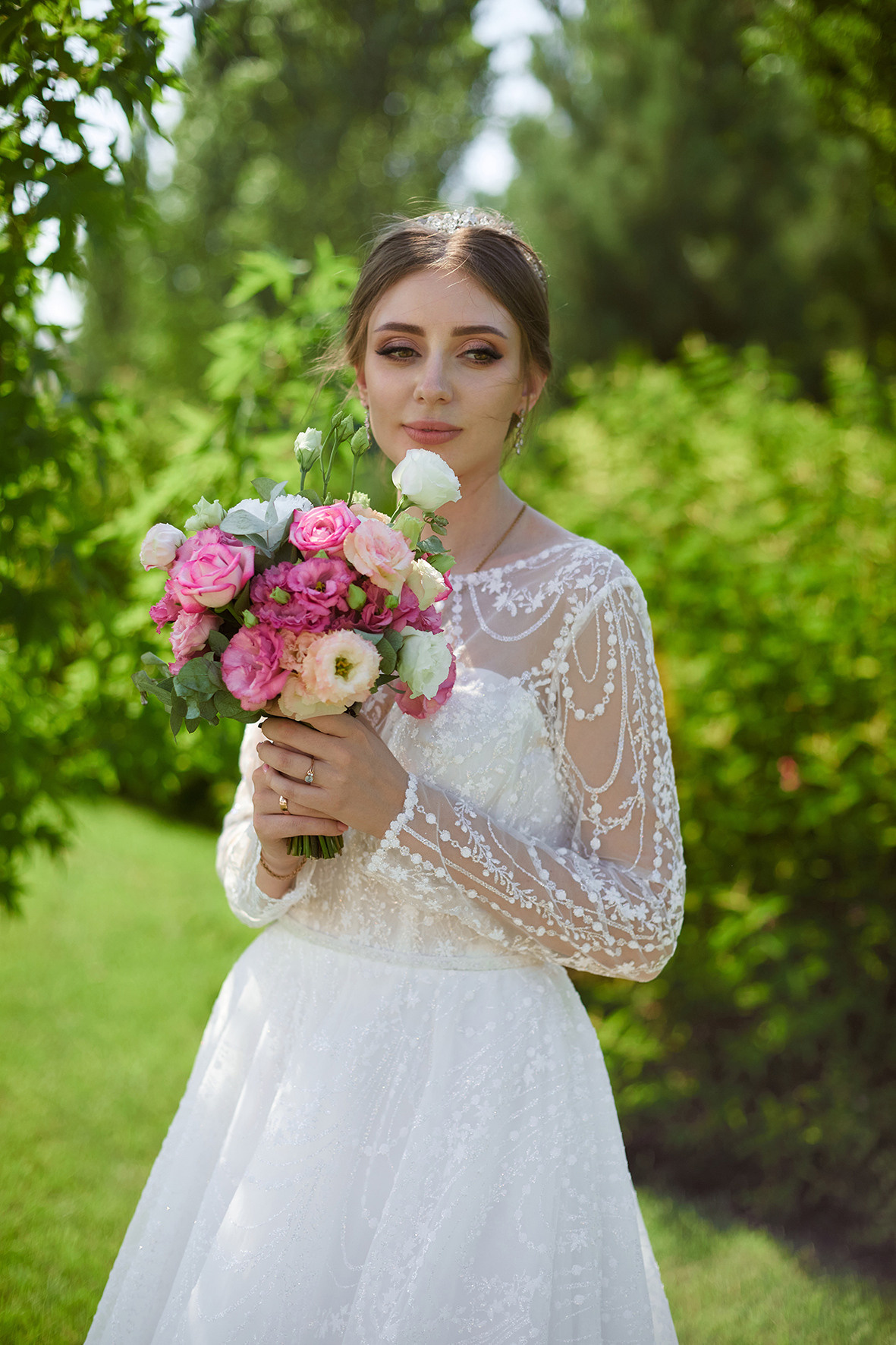 Невеста со свадебным букетом в руках стоит в зеленом парке. Фотограф. Кубань. Краснодарский край. Тимашевск.