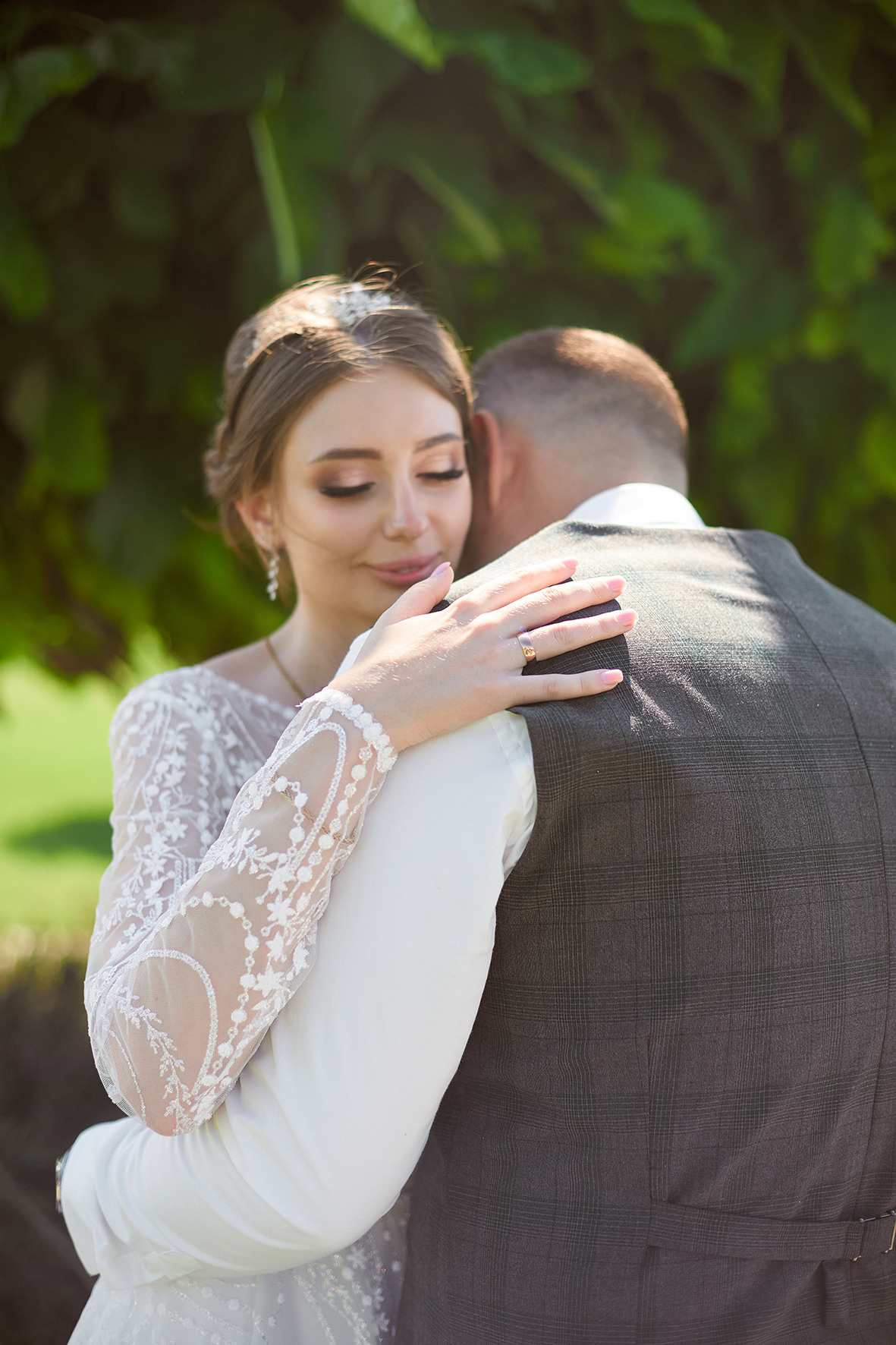 Жених и невеста обнимаются в зеленом парке. Фотограф. Кубань. Краснодарский край. Тимашевск.