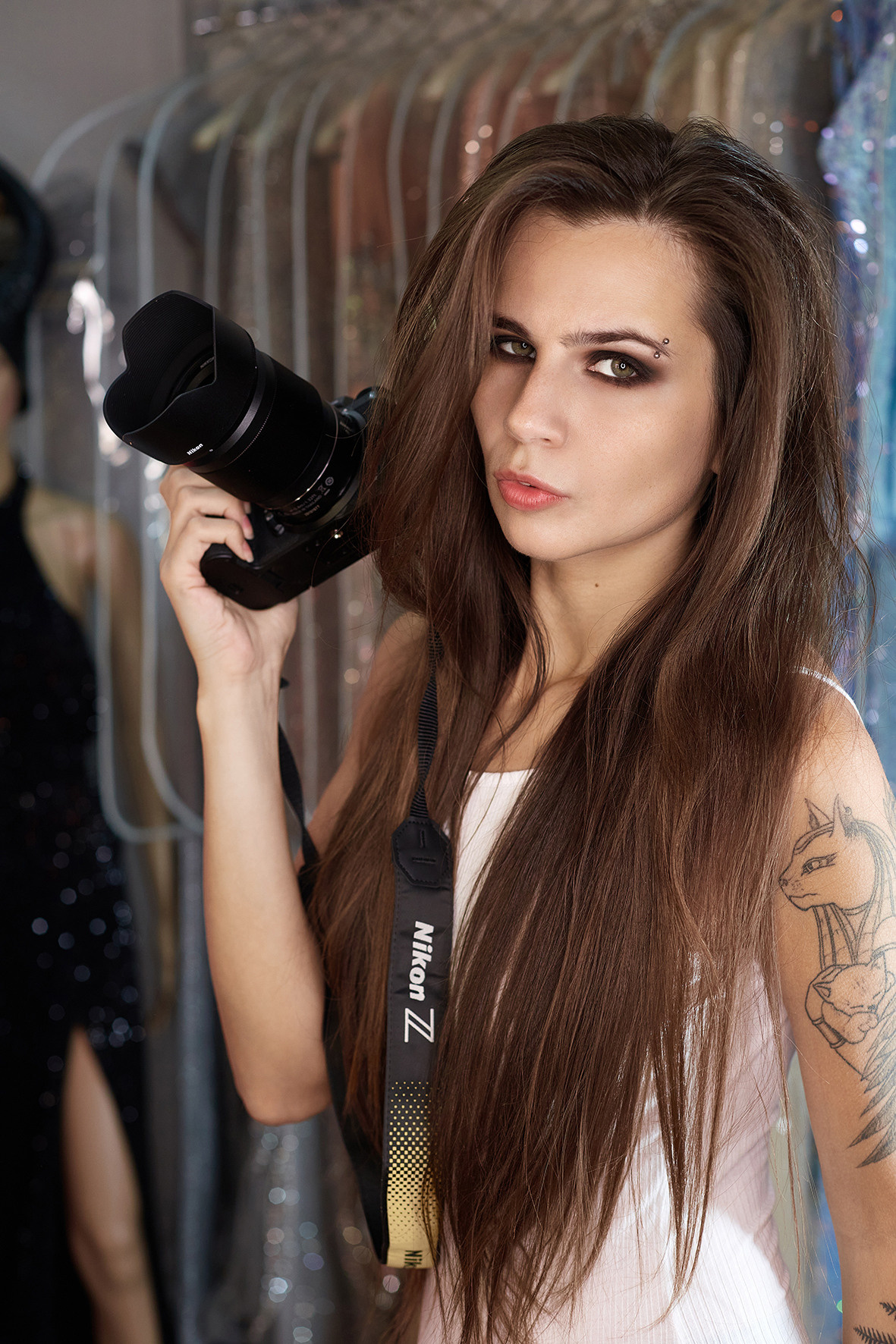 Красивая девушка в белой майке держит в руках фотоаппарат Nikon Z. Фотограф. Тимашевск. Кубань. Краснодарский край.