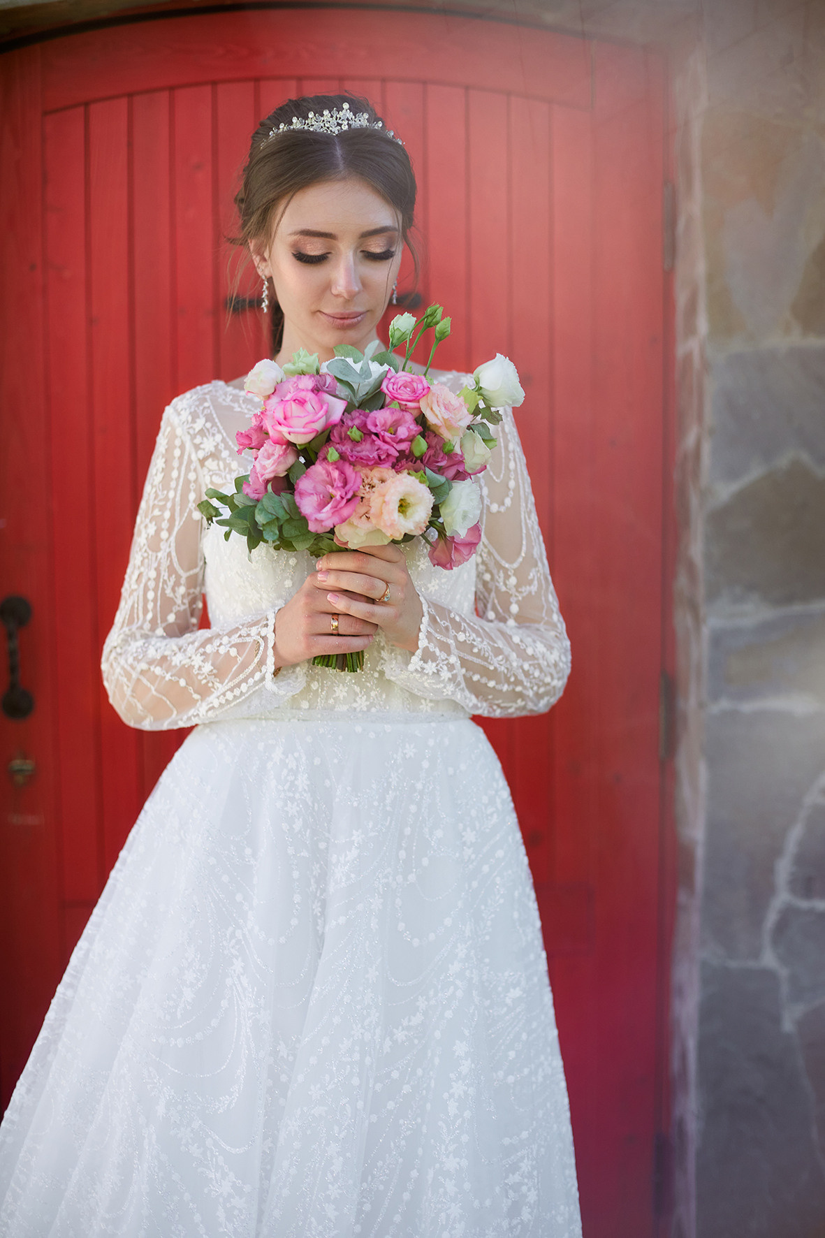 Невеста смотрит на свадебный букет. Красная дверь. Фотограф. Кубань. Краснодарский край. Тимашевск.