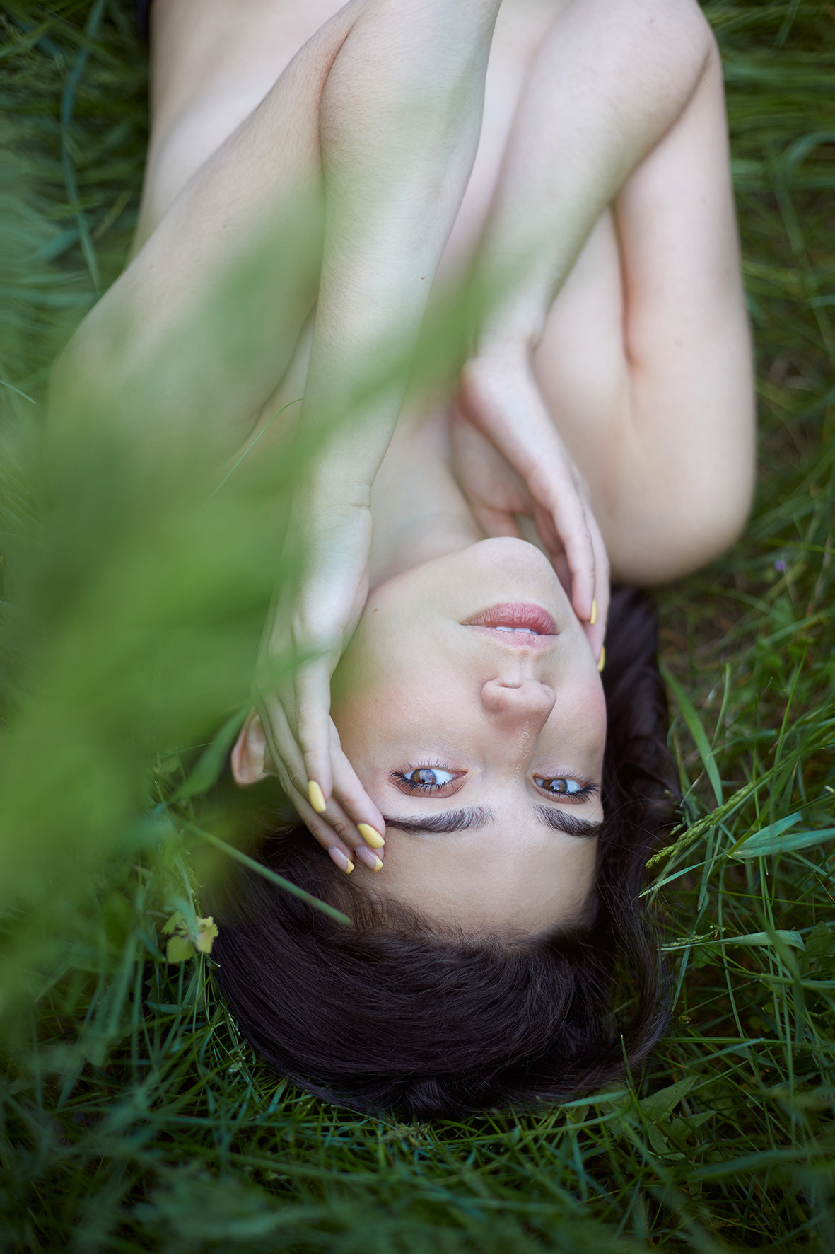 Девушка топлес лежит в луговой траве. Девушка в черных штанах. Нежность. Портрет девушки в траве. Фотограф. Тимашевск. Кубань. Краснодарский край.