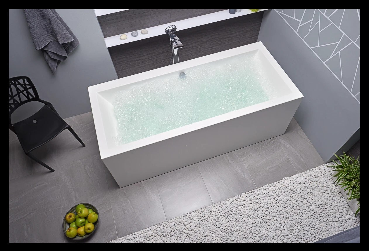 встроенная прямоугольная ванна с подсветкой в дизайнерской ванной комнате