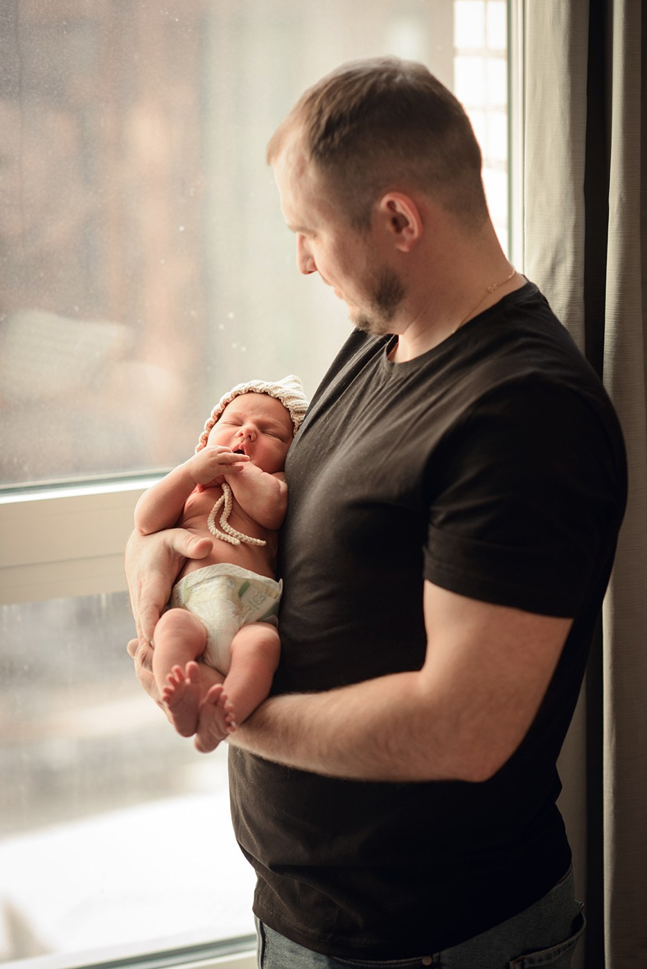 A family photo shoot at home, a family with a newborn baby. Photographer Elena Carruthers, Scotland