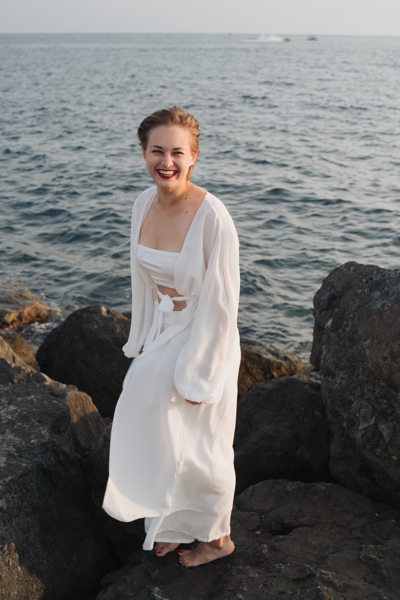 В полный рост кадр девушки в белом платье