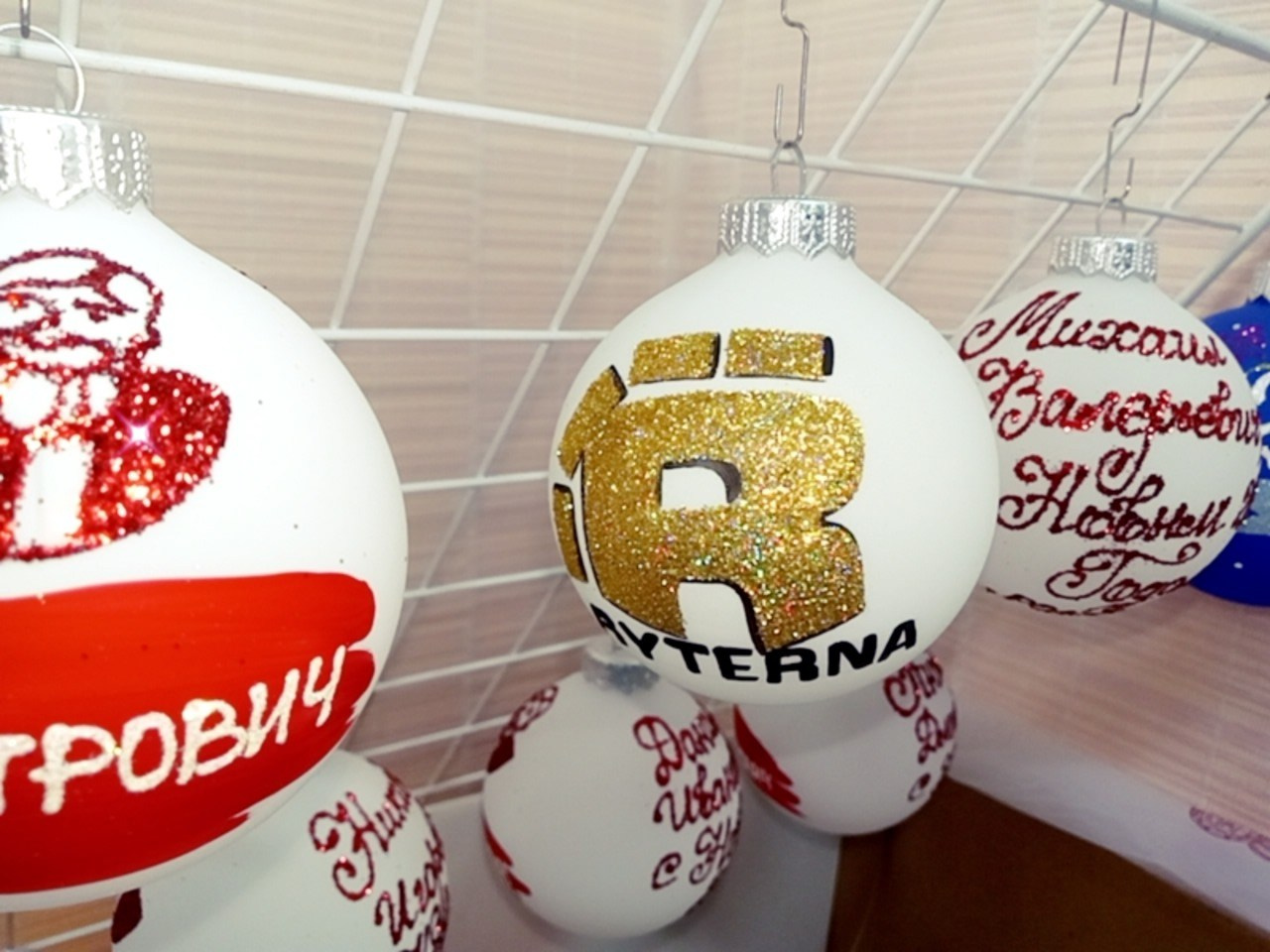 Елочный шар с росписью-Ваш лучший подарок на Новый Год. Арт-вечеринки и мастер-классы в Москве для взрослых и детей