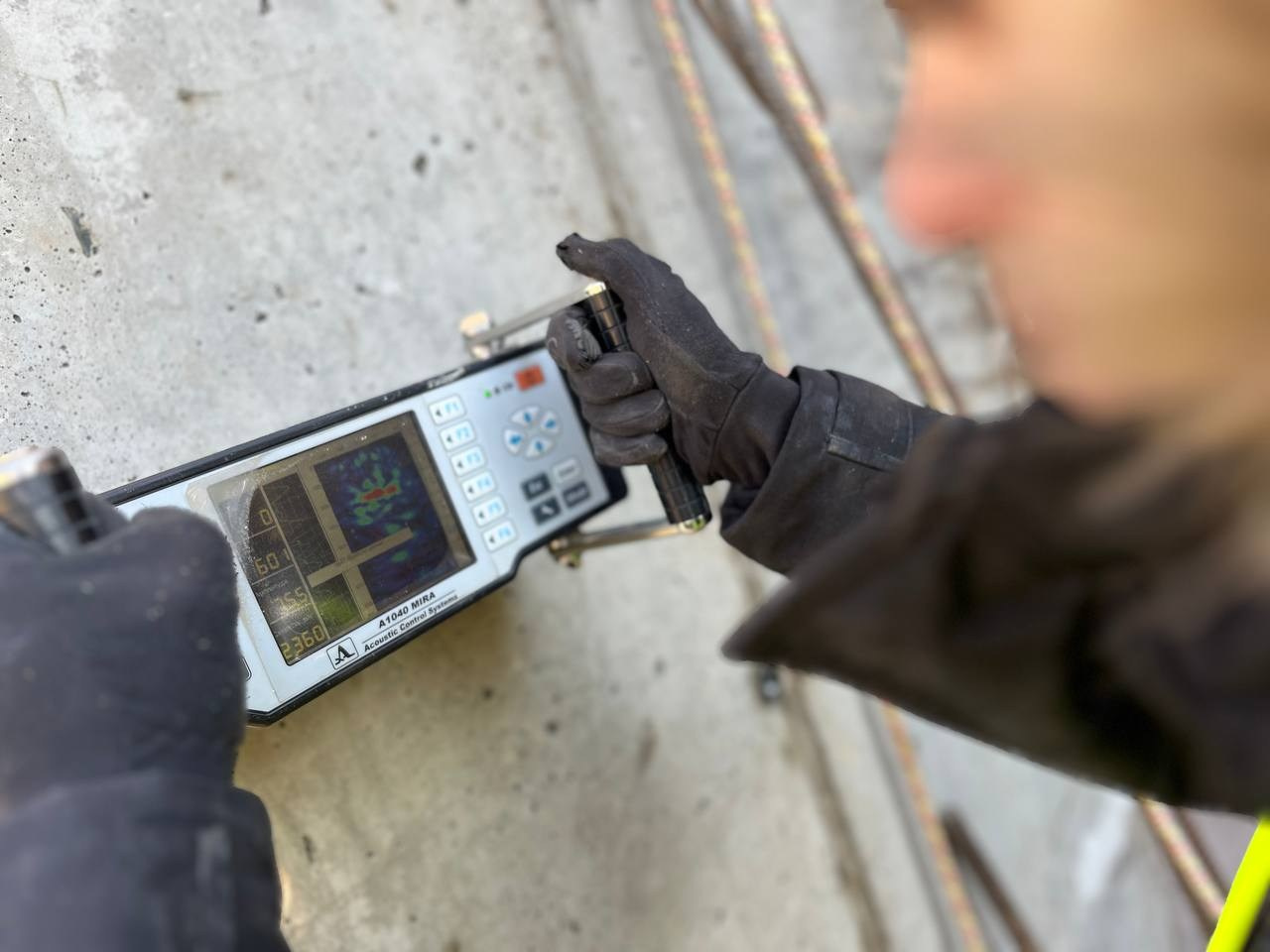 Томограф ультразвуковой низкочастотный A1040Mira. Определение наличия скрытых дефектов внутренней структуры бетона монолитного железобетонного пилона ультразвуковым эхометодом (методом ультразвуковой эхо-томографии).