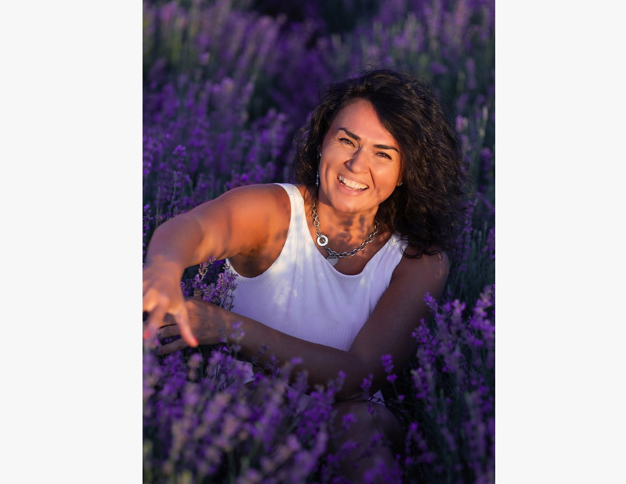 Романтичная фотосессия на природе от фотографа Богатырева Николая Николаевича – стильный портрет девушки с зонтом на железнодорожной платформе. Закажите атмосферную съемку в Мценске, Орле, Черни! Узнайте больше на BOGATYREVPHOTO.RU