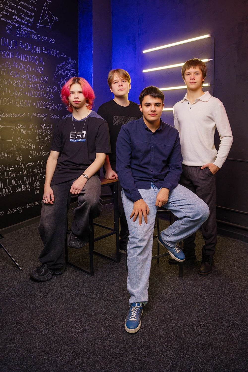 Фотосессия для выпускного альбома 9 класса в студии с цветными фильтрами. СИГМА | Студия выпускных альбомов Красноярск