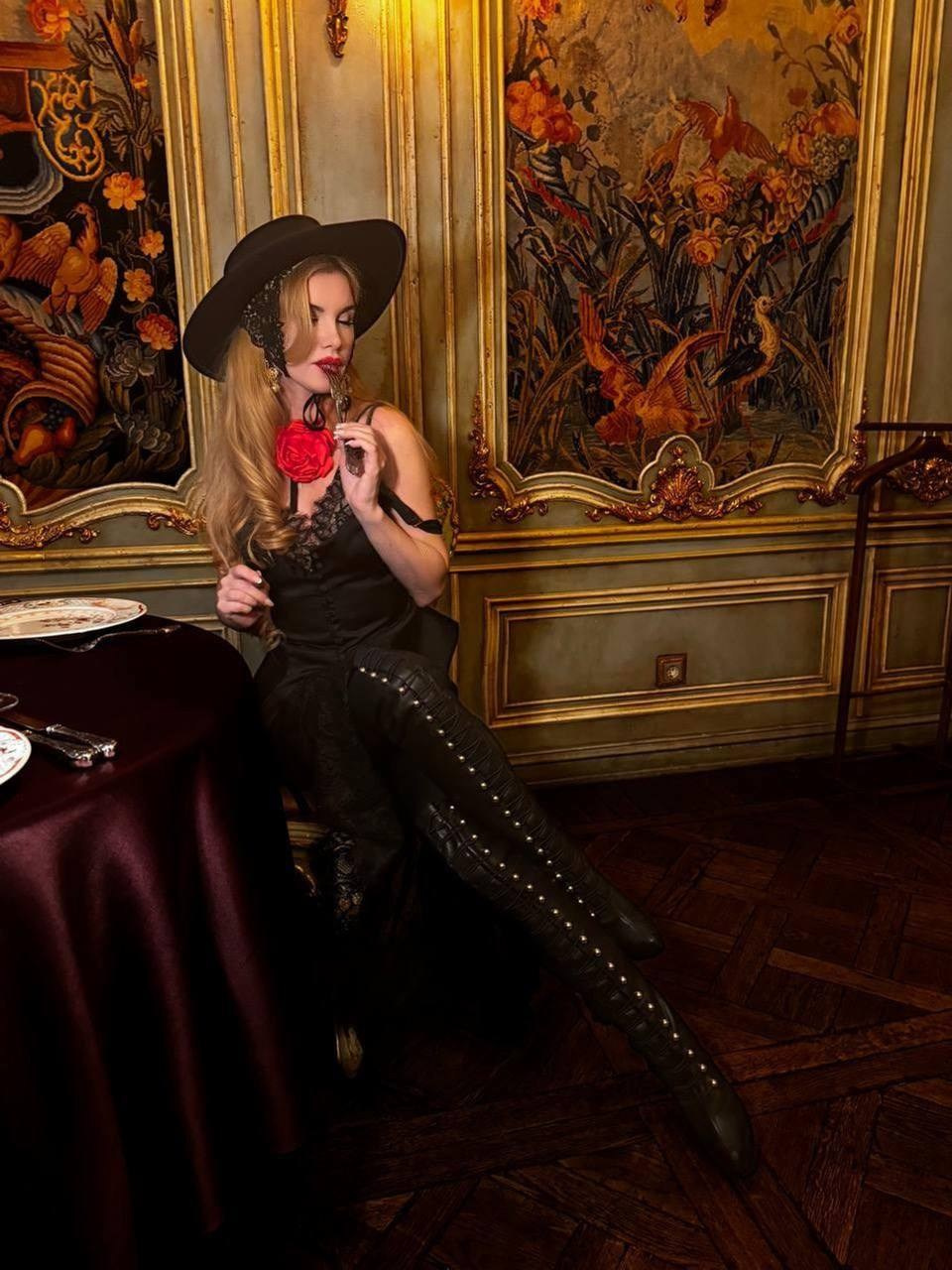 Фотосессия в ресторане Турандот блондинки одетой в стиле Dolce Gabbana