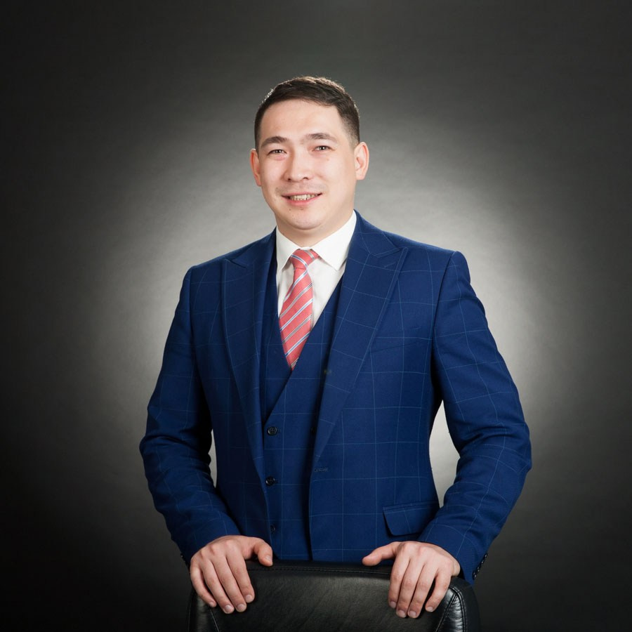 Деловой (бизнес) портрет. Фотостудия Алматы. Фотосъемка Алматы. Фотосессия Алматы. Фотокурсы. Обучение фотографии. Аренда студии