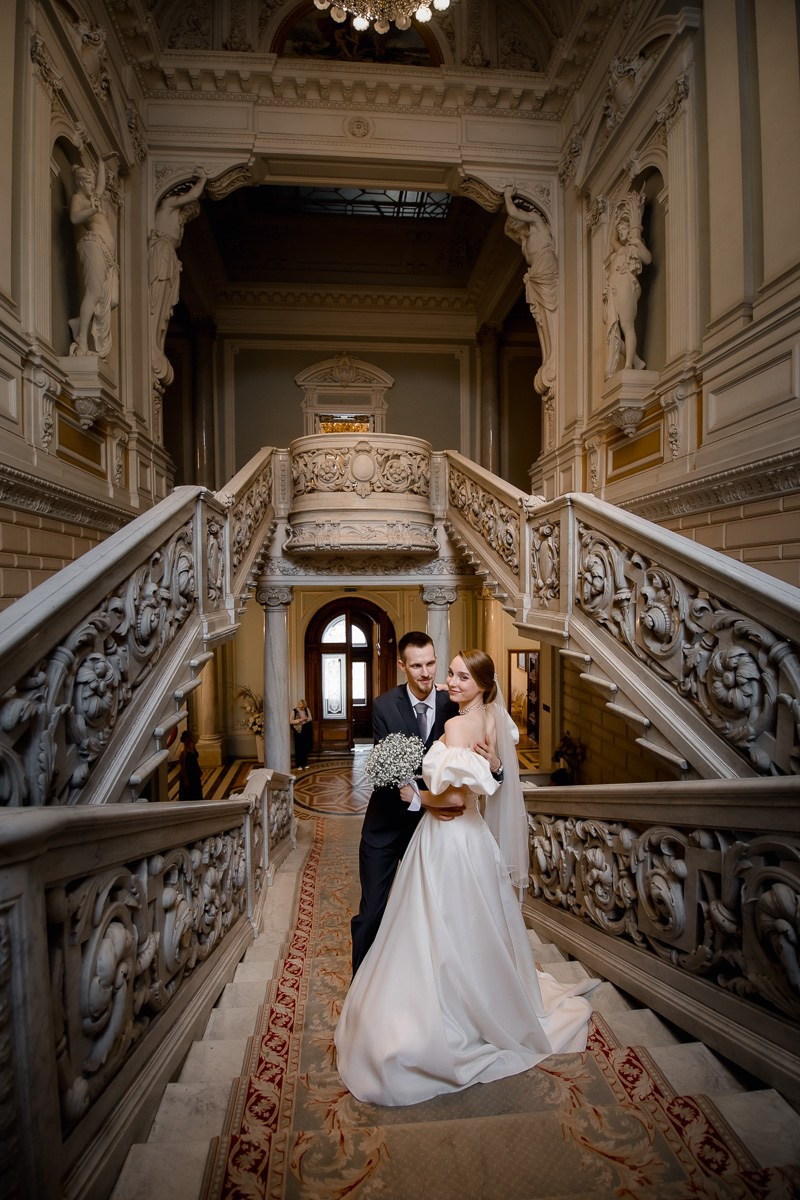 жених и невеста на лестнице