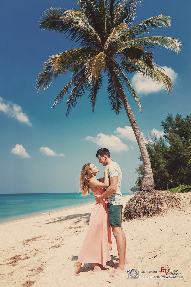 фотосессия лавстори на Пхукете фотограф в тайланде на пляже красивое место идея образ девушка в купальнике примеры фото позы для фотосессии Патонг пляж Карон Найхарн Ката Майкао пальма экскурсия Заказать фотосессию цена стоимость lovestory