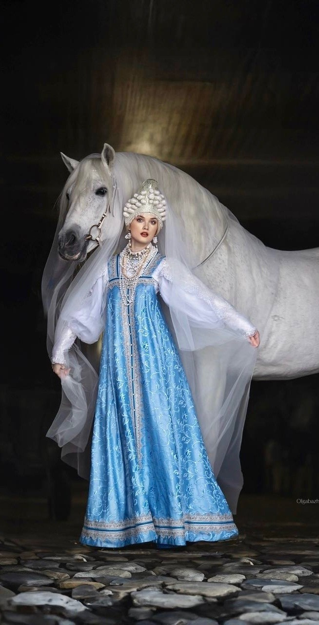 Снежная зима. Русские народные костюмы в Москве