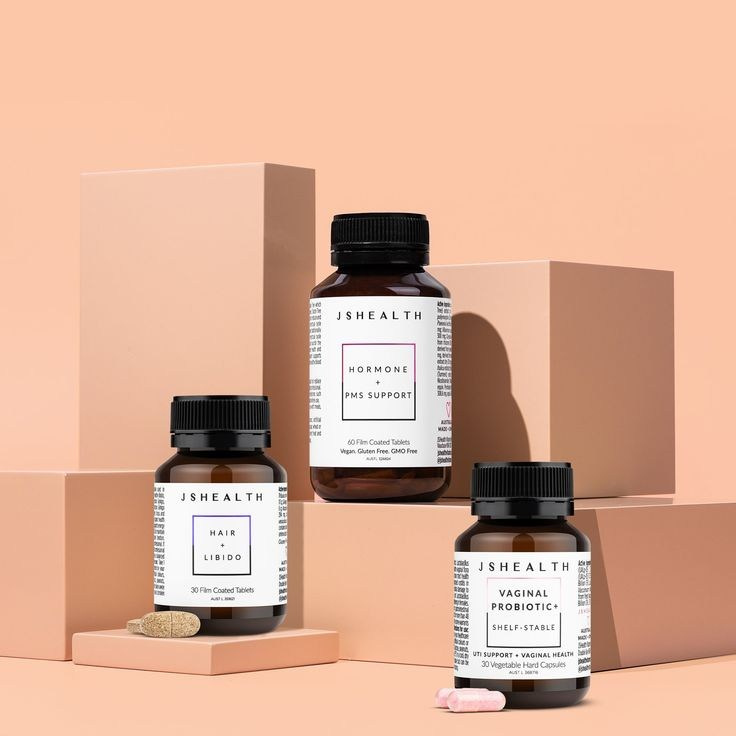 Предметная съемка бутылочек с витаминами, крупный план на этикетки и состав