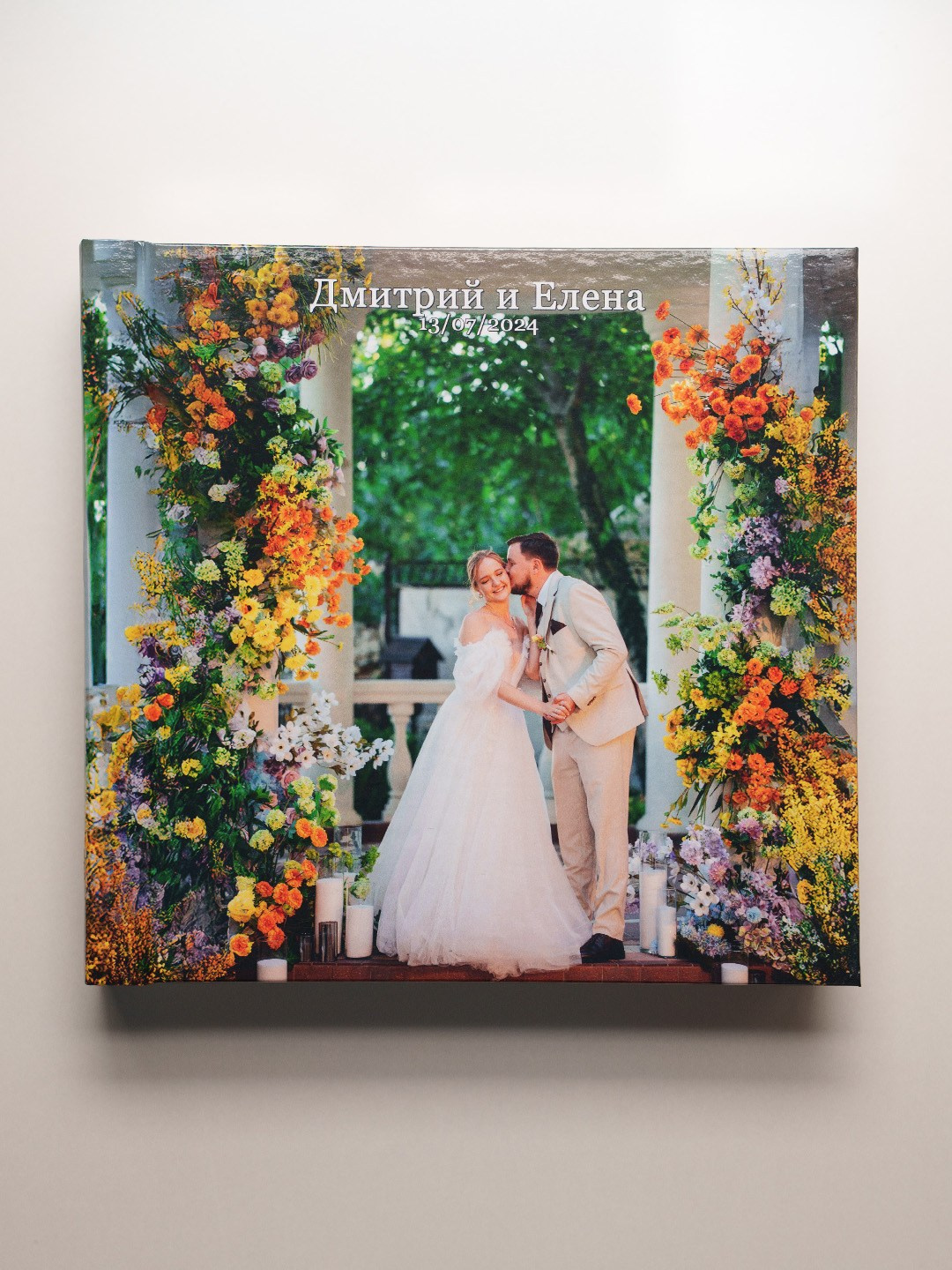 Свадебная фотокнига премиум-класса. Обложка готовой книги от свадебного фотографа Андрея Сайфутдинова в Ростове-на-Дону.