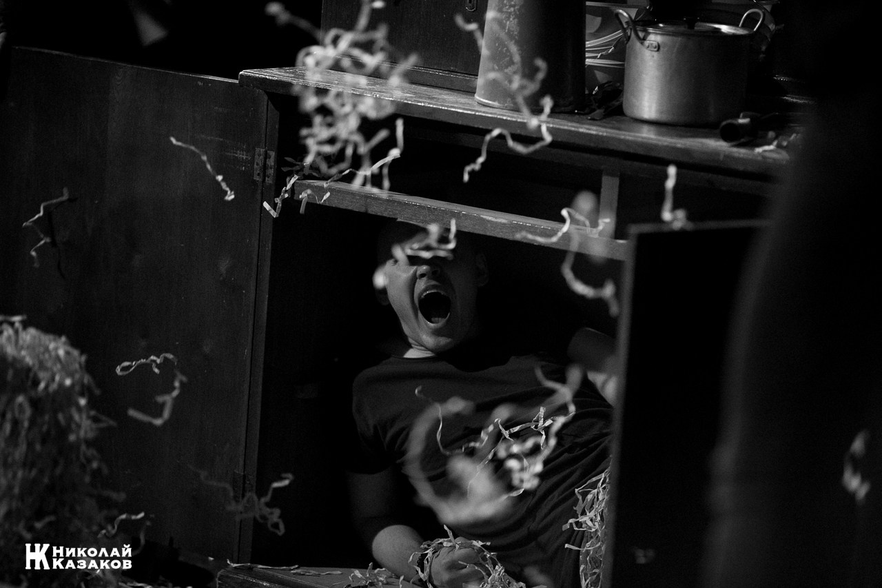 Артист Антон Ксенев на репетиции спектакля «Замок» в камерном театре Малыщицкого. Николай Казаков. Профессиональный фотограф. Преподаватель фотографии